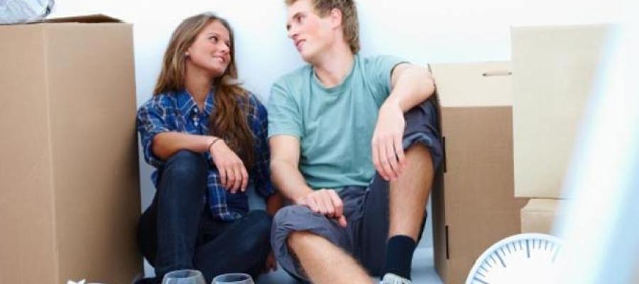 Pareja de jóvenes emancipados Pareja de jóvenes emancipados