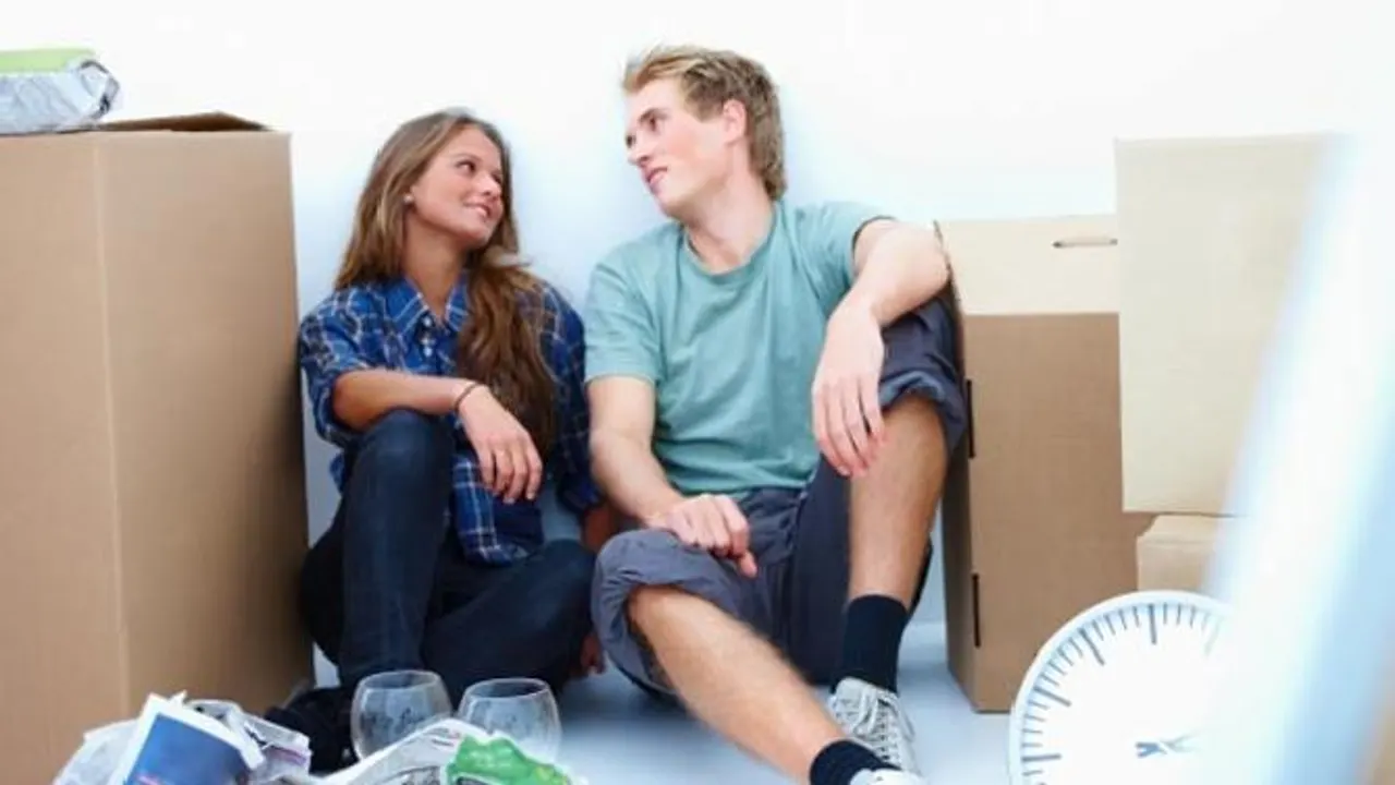 Pareja de jóvenes emancipados