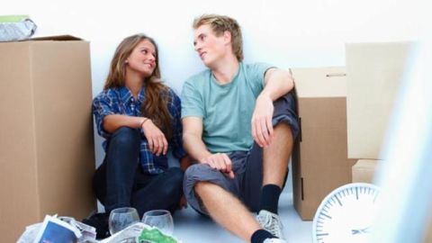 Pareja de j&oacute;venes emancipados