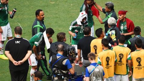 Los jugadores mejicanos aprovechan el par&oacute;n para hidratarse