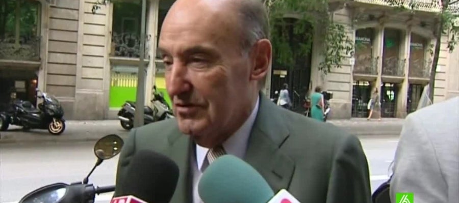 Miquel Roca, compareciendo ante los medios Miquel Roca, compareciendo ante los medios