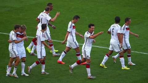 Los jugadores alemanes celebran el gol de Hummels