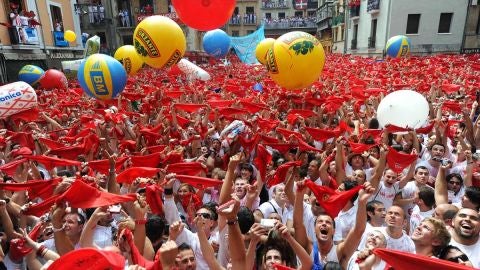 Miles de personas en la plaza del Ayuntamiento esperando el chupinazo