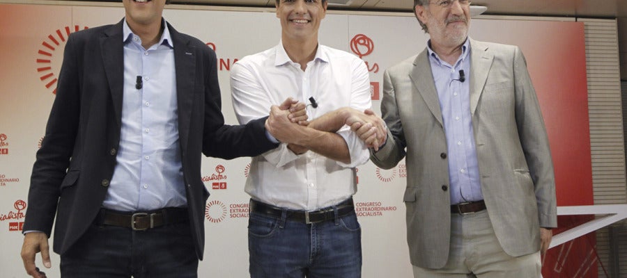 Madina, Sánchez y Pérez Tapias, saludándose antes del inicio del debate por la Secretaría General del PSOE Madina, Sánchez y Pérez Tapias, saludándose antes del inicio del debate por la Secretaría General del PSOE