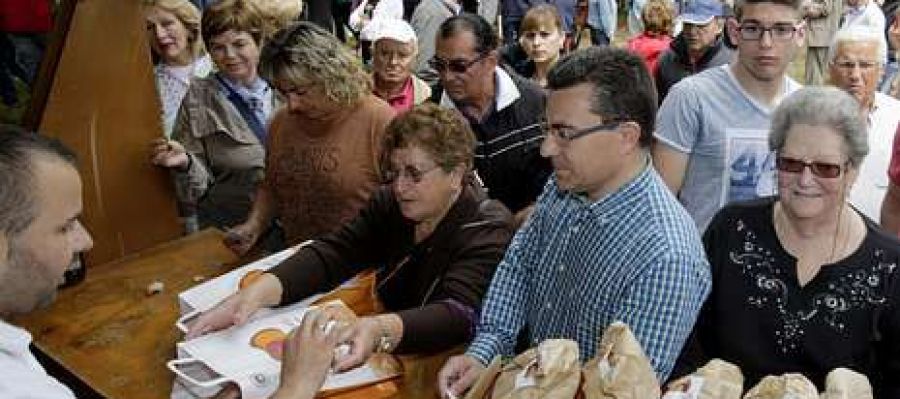 O posto de venda do pan de Cea no Campo dá Saleta quedouse sen existencias O posto de venda do pan de Cea no Campo dá Saleta quedouse sen existencias