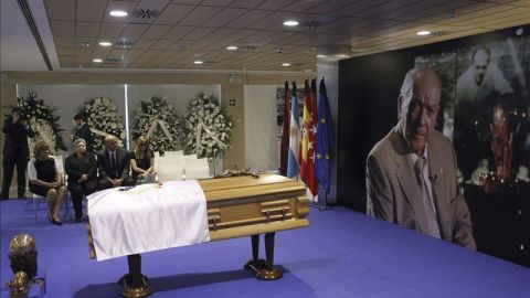 Vista de la capilla ardiente instalada en el palco de honor del Santiago Bernab&eacute;u