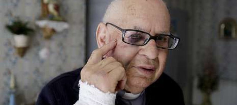 O sacerdote José Ramón Garrido, de 84 anos, mostra as evidencias dos golpes que lle deron. O sacerdote José Ramón Garrido, de 84 anos, mostra as evidencias dos golpes que lle deron.