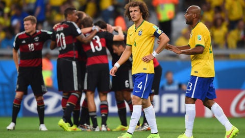 David Luiz y Maicon, desolados tras un gol de Alemania