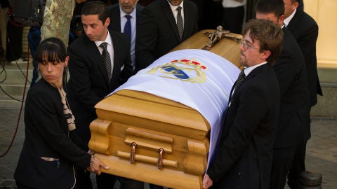 Los restos mortales de Alfredo Di St&eacute;fano abandonan el estadio Santiago Bernab&eacute;u