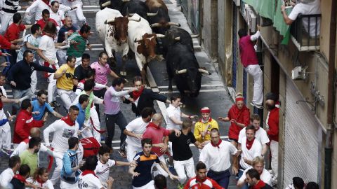 Los mozos corren en el quinto encierro de los Sanfermines