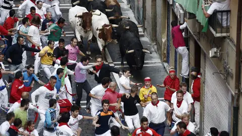 Los mozos corren en el quinto encierro de los Sanfermines Los mozos corren en el quinto encierro de los Sanfermines