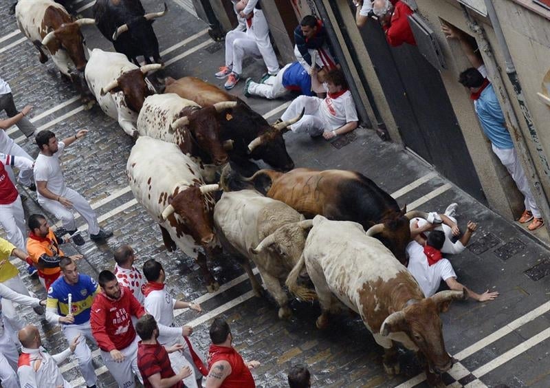 Dos heridos en un rápido cuarto encierro de los Sanfermines 2017, protagonizado por los Fuente Ymbro Dos heridos en un rápido cuarto encierro de los Sanfermines 2017, protagonizado por los Fuente Ymbro