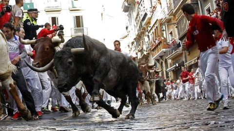 Los mozos inundan la calle de Mercaderes en el s&eacute;ptimo encierro de los Sanfermines