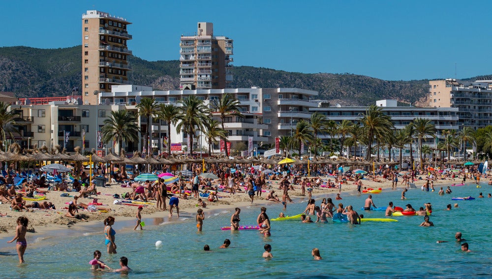 Una playa de Mallorca llena de visitantes
