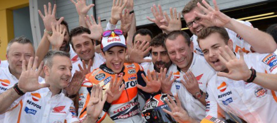 Marc Márquez celebra el GP de Alemania con su equipo Marc Márquez celebra el GP de Alemania con su equipo