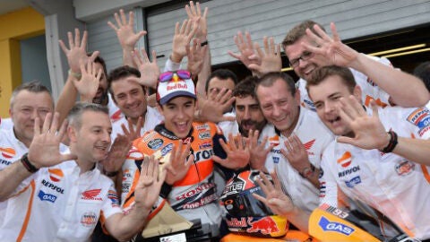 Marc M&aacute;rquez celebra el GP de Alemania con su equipo