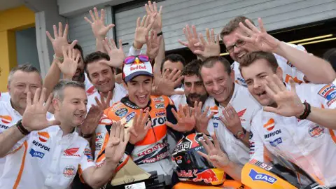 Marc Márquez celebra el GP de Alemania con su equipo Marc Márquez celebra el GP de Alemania con su equipo