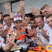 Marc Márquez celebra el GP de Alemania con su equipo