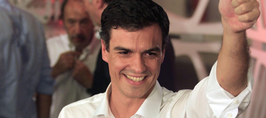 Pedro Sánchez celebrando su victoria en las elecciones a la secretaría general del PSOE Pedro Sánchez celebrando su victoria en las elecciones a la secretaría general del PSOE