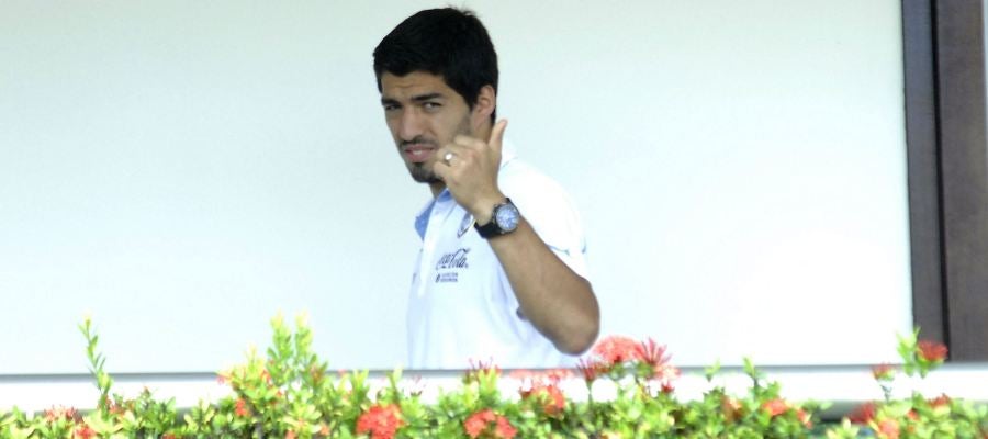 Luis Suárez, a la espera de ver cómo se soluciona su sanción Luis Suárez, a la espera de ver cómo se soluciona su sanción