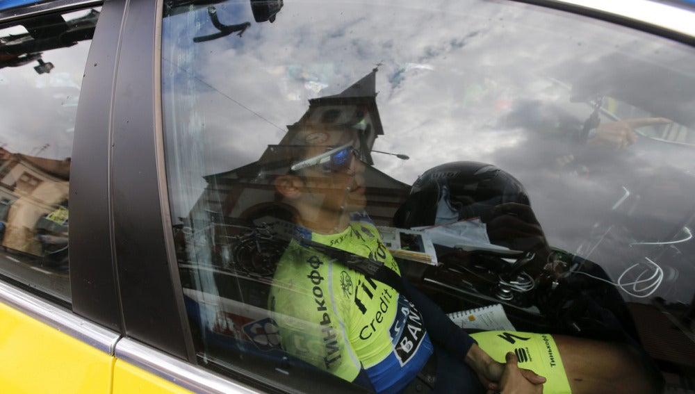 Contador, en el coche del equipo tras abandonar el Tour