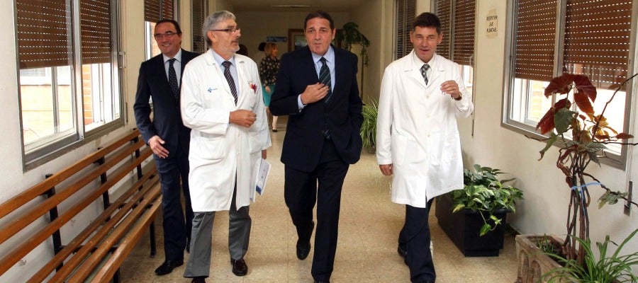 El gerente regional de Salud, Eduardo García Prieto; el director médico del centro, Carlos Gorostiza; el consejero de Sanidad, Antonio María Sáez Aguado y el gerente del centro, José María Eirós Bouza El gerente regional de Salud, Eduardo García Prieto; el director médico del centro, Carlos Gorostiza; el consejero de Sanidad, Antonio María Sáez Aguado y el gerente del centro, José María Eirós Bouza