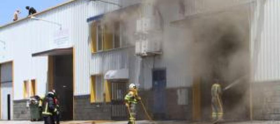 Intervención dos bombeiros, durante a extinción, na planta baixa e no tellado. Intervención dos bombeiros, durante a extinción, na planta baixa e no tellado.
