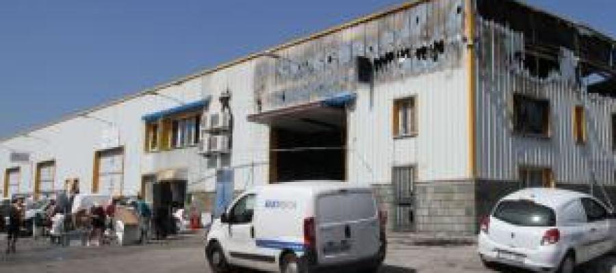 Empregados da empresa calcinada, realizando onte pola tarde labores de limpeza. Empregados da empresa calcinada, realizando onte pola tarde labores de limpeza.