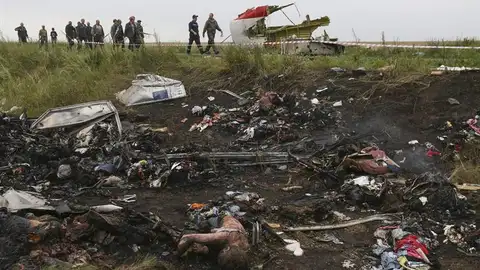 Vista de restos de fuselaje del avión Boeing 777 del vuelo MH17 Vista de restos de fuselaje del avión Boeing 777 del vuelo MH17