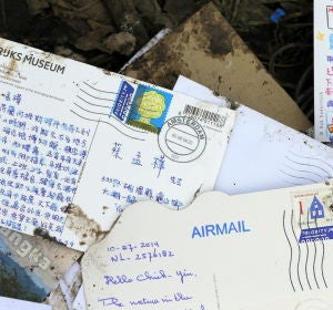 Varias postales y cartas selladas en Amsterdam permanecen entre los restos del avión de Malaysia Airlines siniestrado Varias postales y cartas selladas en Amsterdam permanecen entre los restos del avión de Malaysia Airlines siniestrado