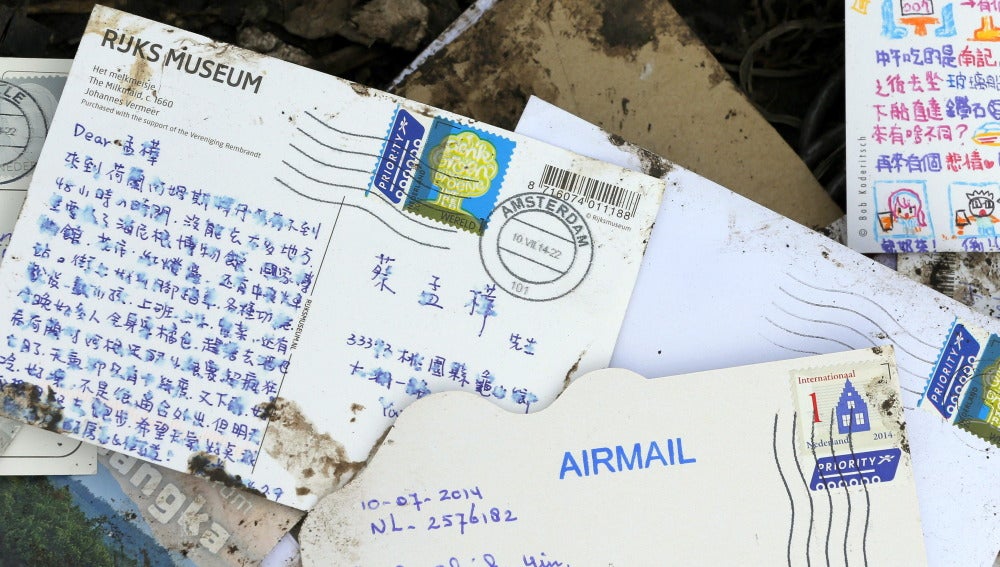 Varias postales y cartas selladas en Amsterdam permanecen entre los restos del avión de Malaysia Airlines siniestrado