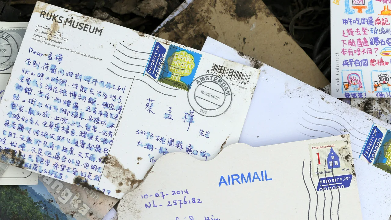 Varias postales y cartas selladas en Amsterdam permanecen entre los restos del avión de Malaysia Airlines siniestrado