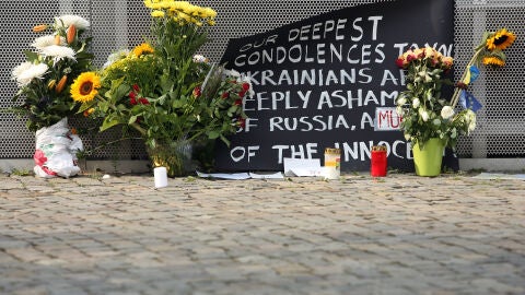 Flores en recuerdo a los fallecidos en el MH17