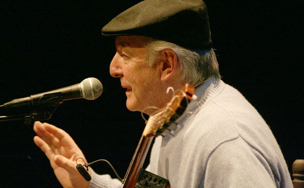 Canciones económicas: A desalambrar, de Víctor Jara cantada por Daniel Viglietti Canciones económicas: A desalambrar, de Víctor Jara cantada por Daniel Viglietti