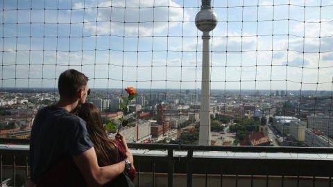 Un joven pareja en un mirador