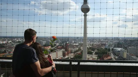 Un joven pareja en un mirador Un joven pareja en un mirador
