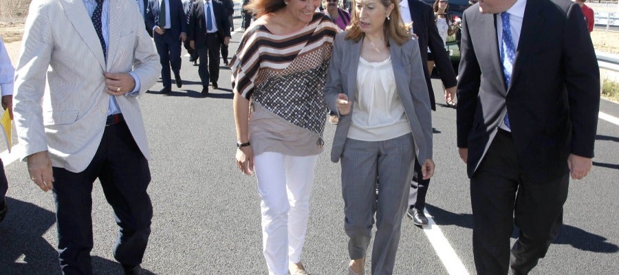 (I a D) El delegado de Gobierno, Ramiro Ruiz Medrano; la presidenta de las Cortes, Josefa García Cirac; la ministra de Fomento, Ana Pastor y el consejero de Fomento, Antonio Silván, en la inauguración de la Ronda Exterior Este de Valladolid (I a D) El delegado de Gobierno, Ramiro Ruiz Medrano; la presidenta de las Cortes, Josefa García Cirac; la ministra de Fomento, Ana Pastor y el consejero de Fomento, Antonio Silván, en la inauguración de la Ronda Exterior Este de Valladolid