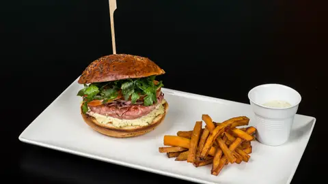 Hamburguesa de buey con salsa bourbon Hamburguesa de buey con salsa bourbon