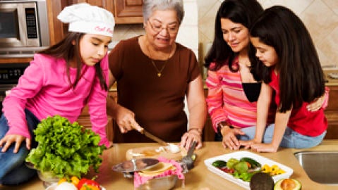 Abuela y nietas en la cocina