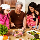Abuela y nietas en la cocina