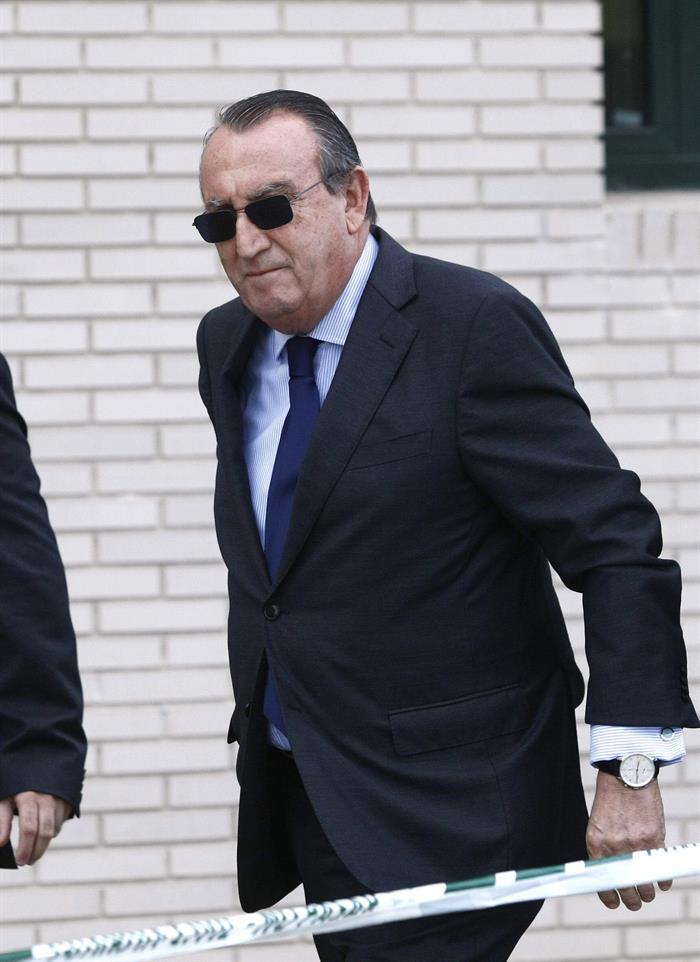 El PSPV-PSOE se retira como acusación popular contra Fabra al considerar justas las peticiones del Ministerio Fiscal El PSPV-PSOE se retira como acusación popular contra Fabra al considerar justas las peticiones del Ministerio Fiscal