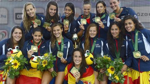 Las 'guerreras' posan con la medalla de oro