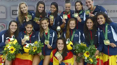 Las 'guerreras' posan con la medalla de oro Las 'guerreras' posan con la medalla de oro