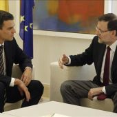 Rajoy y Sánchez, reunidos en Moncloa