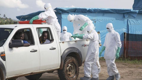 Varios sanitarios trabajan en Liberia