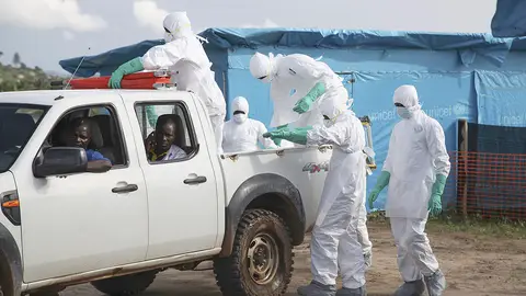 Varios sanitarios trabajan en Liberia Varios sanitarios trabajan en Liberia