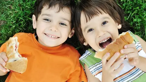 En verano los niños deben llevar una alimentación fresca y sana En verano los niños deben llevar una alimentación fresca y sana