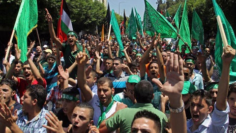 Simpatizantes de Ham&aacute;s gritan consignas contra Israel durante una manifestaci&oacute;n en apoyo a Ham&aacute;s