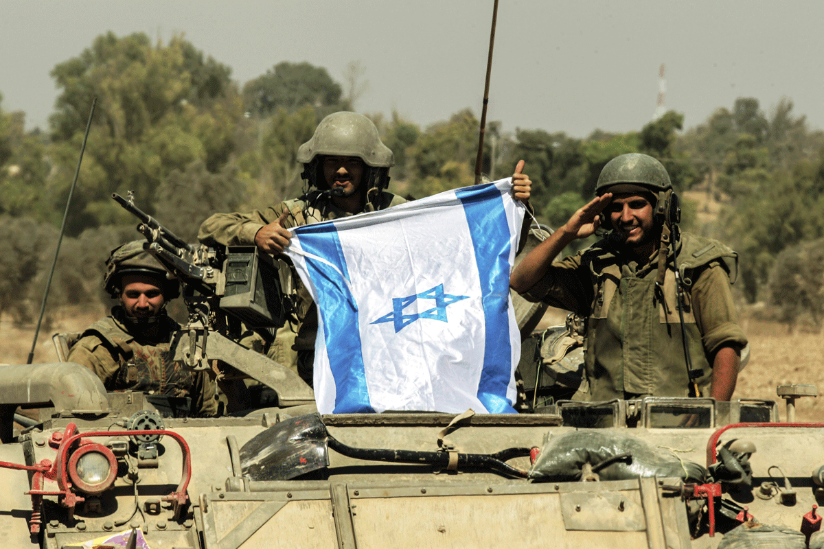 Israel bombardea objetivos militares en Gaza tras el ataque con un cohete Israel bombardea objetivos militares en Gaza tras el ataque con un cohete