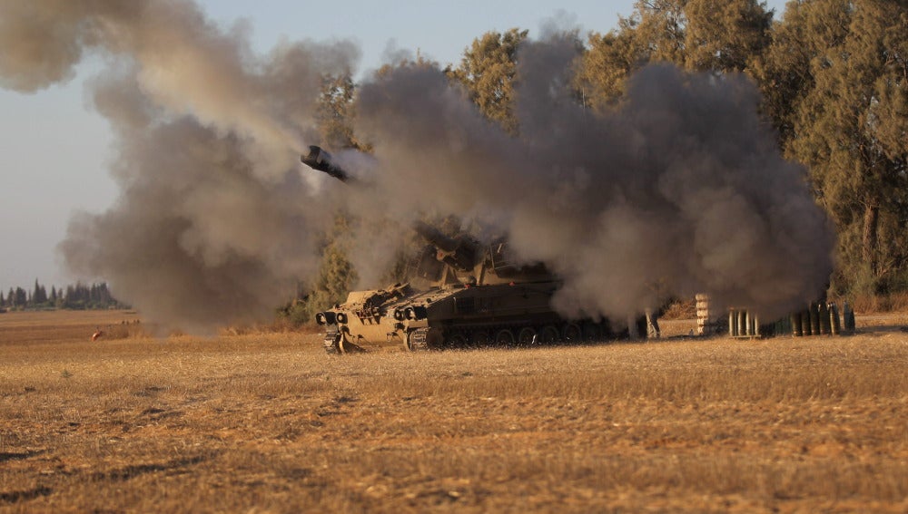 Un tanque israelí lanza un misil hacia Gaza
